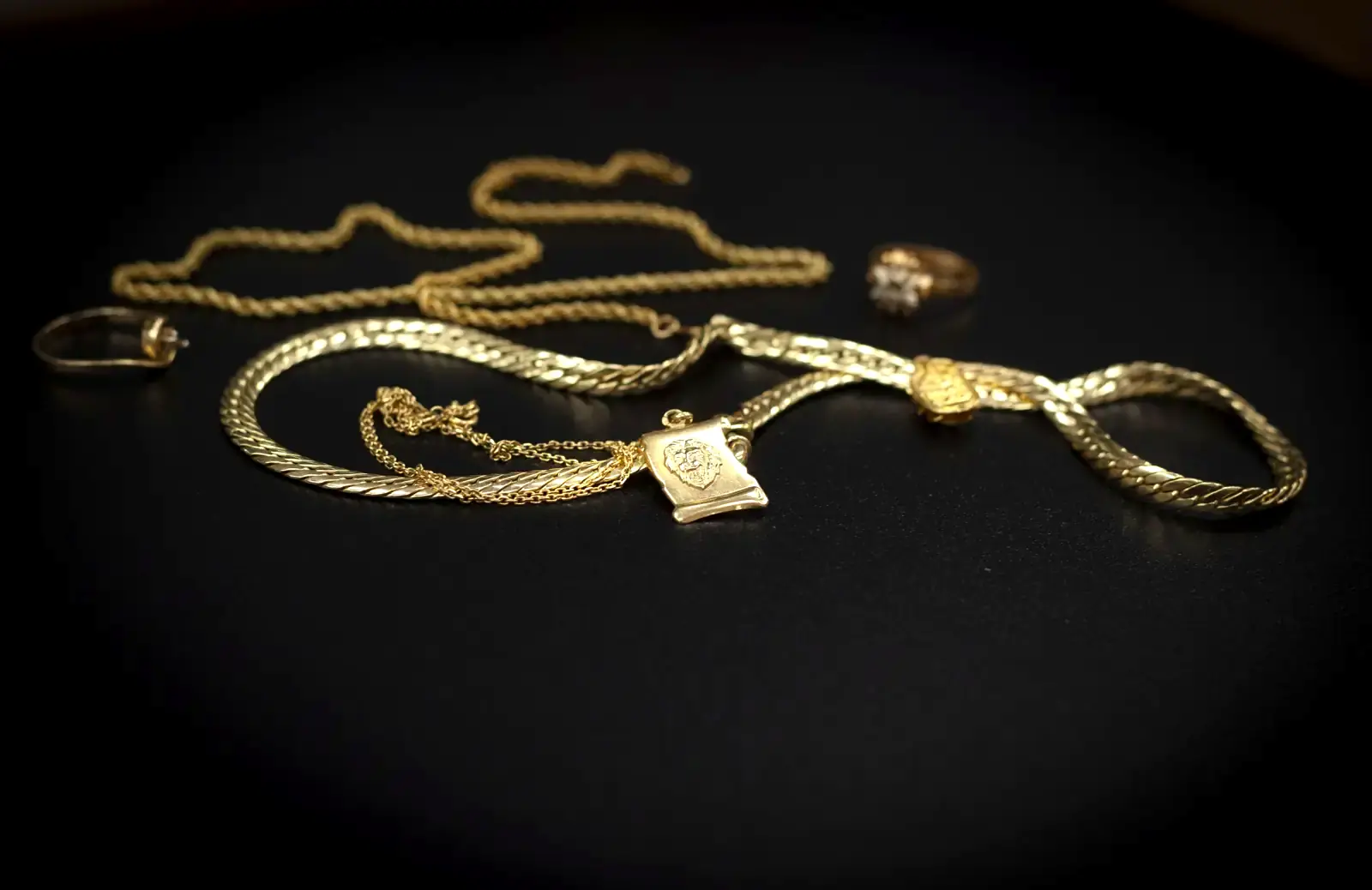 Bijoux en or sur le comptoir noir