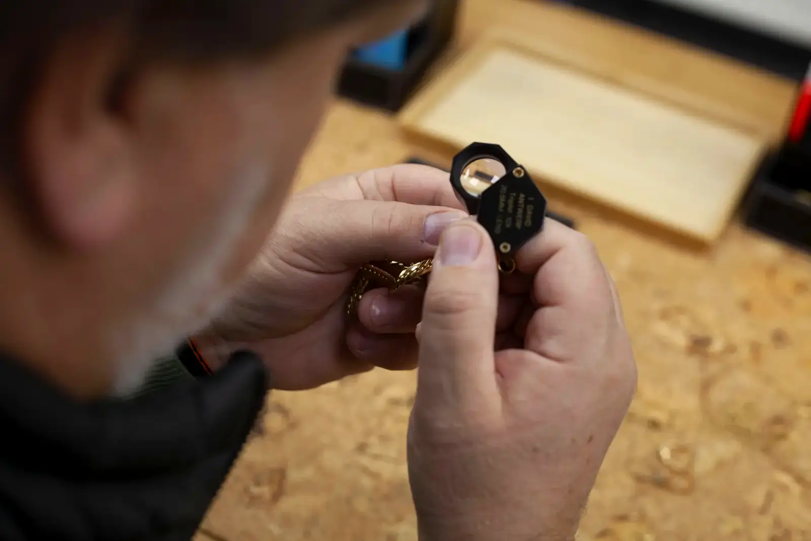 L'expert examine une bague à la loupe de bijoutier