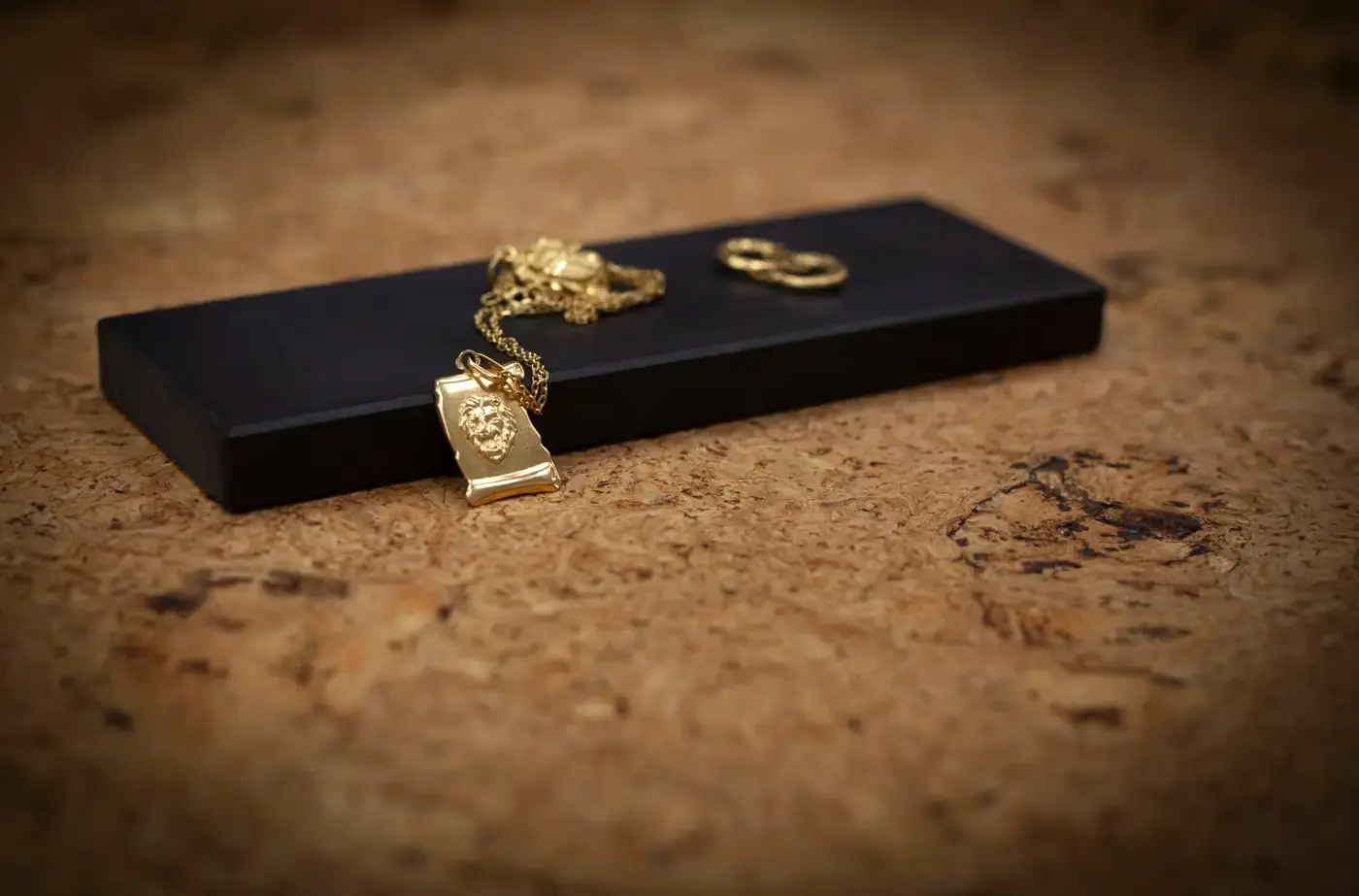 Pendentif en or sur la pierre de touche