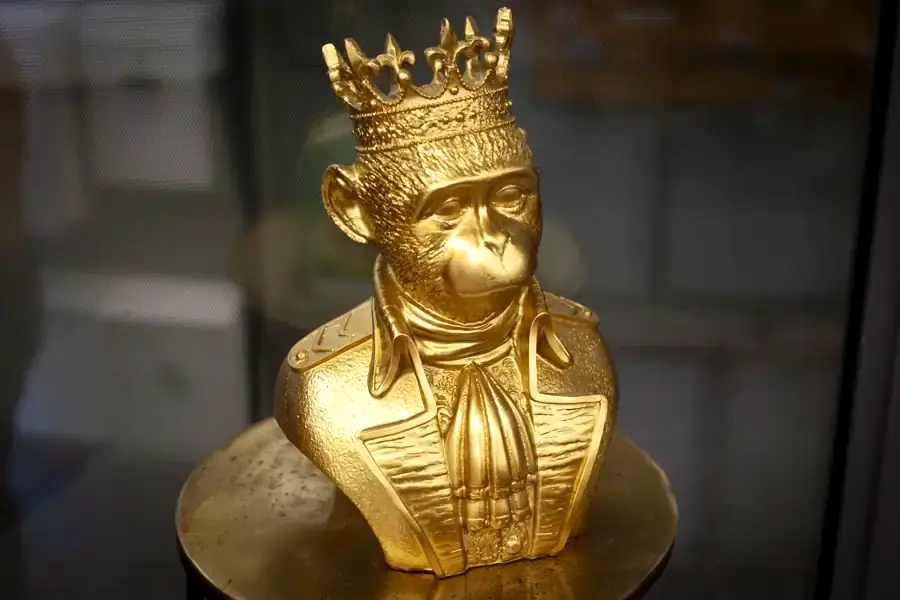 Le singe couronné doré du comptoir