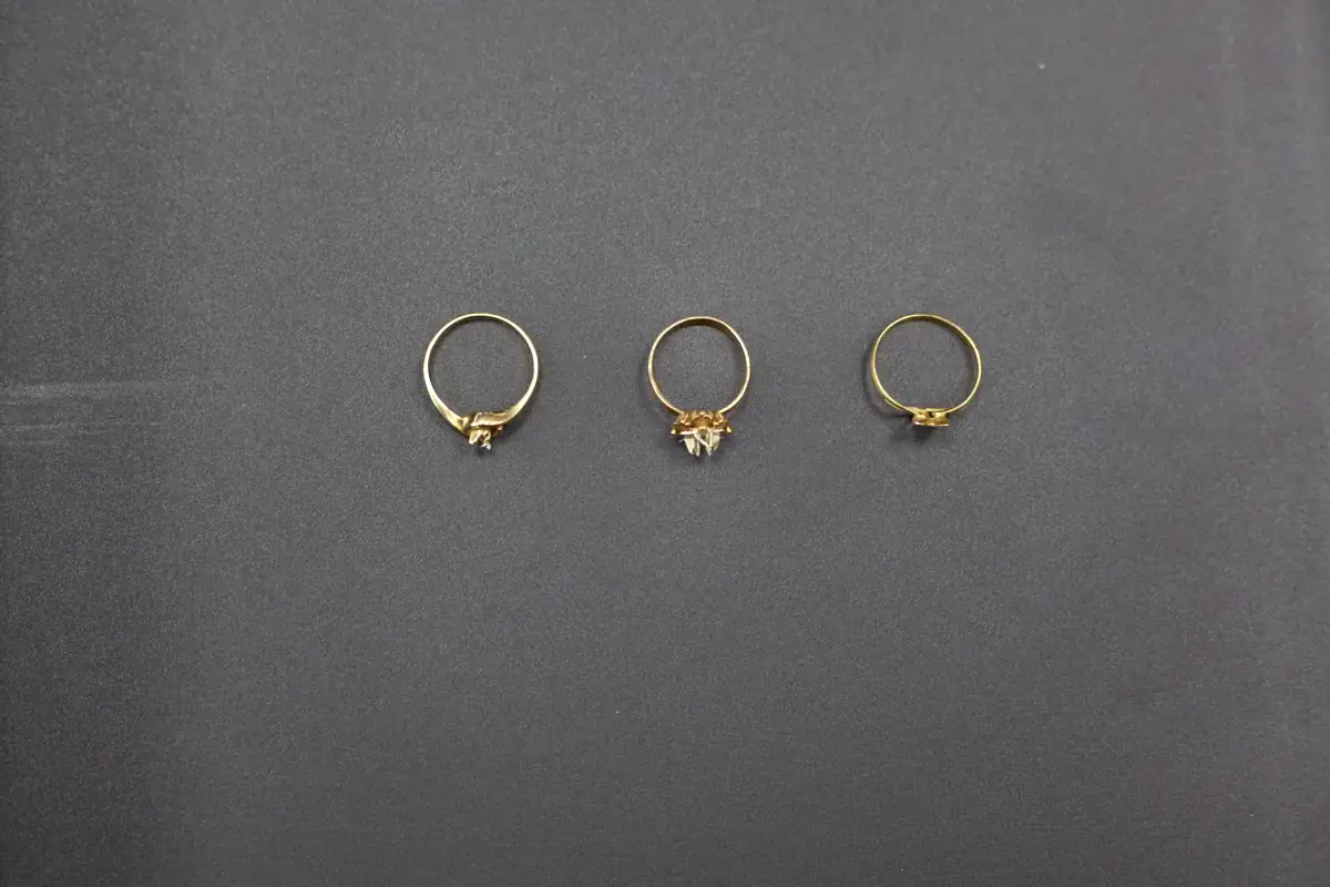 Trois bagues en or